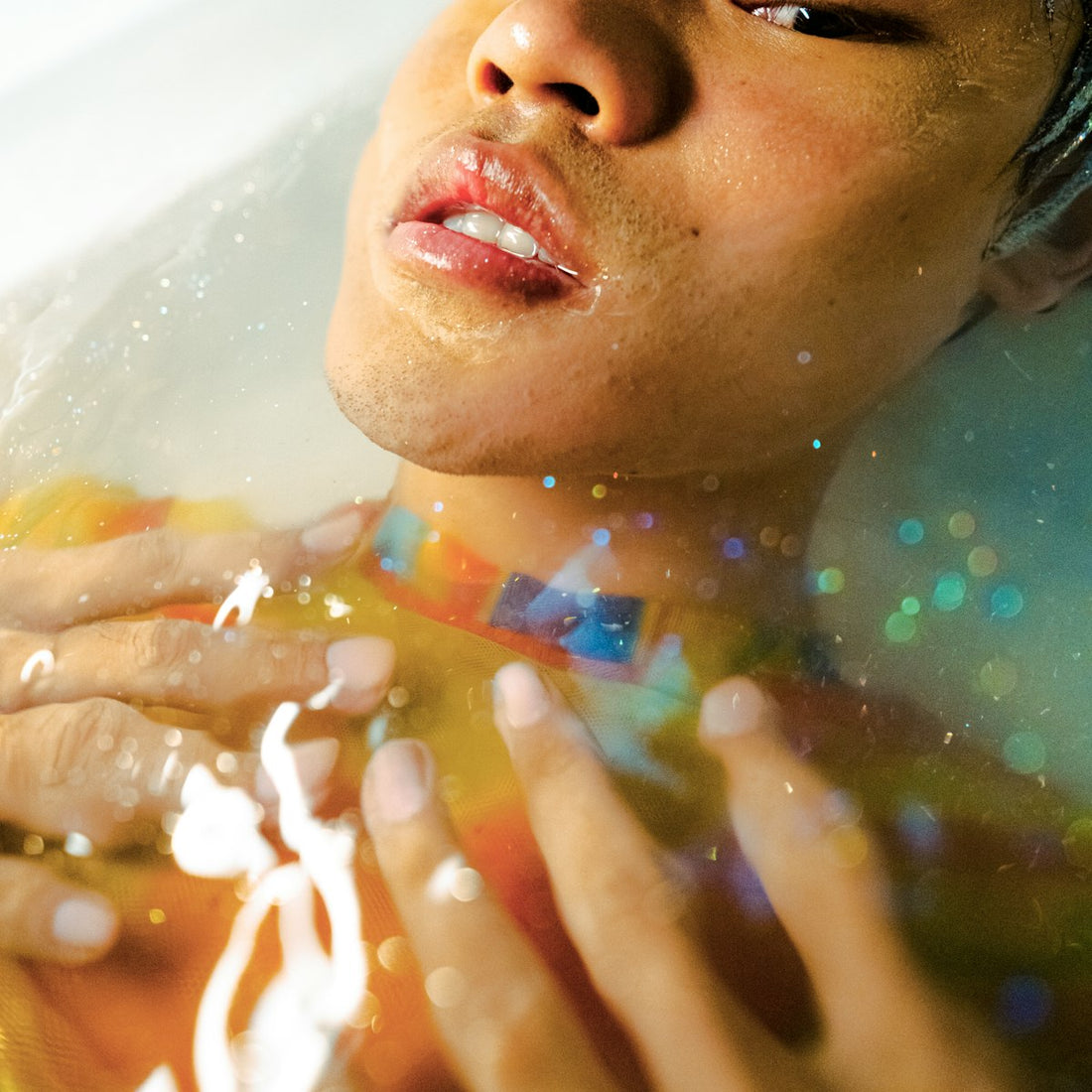 Woman relaxing in a bubble bath, illustrating a Himalayan salt bath soak wellness routine